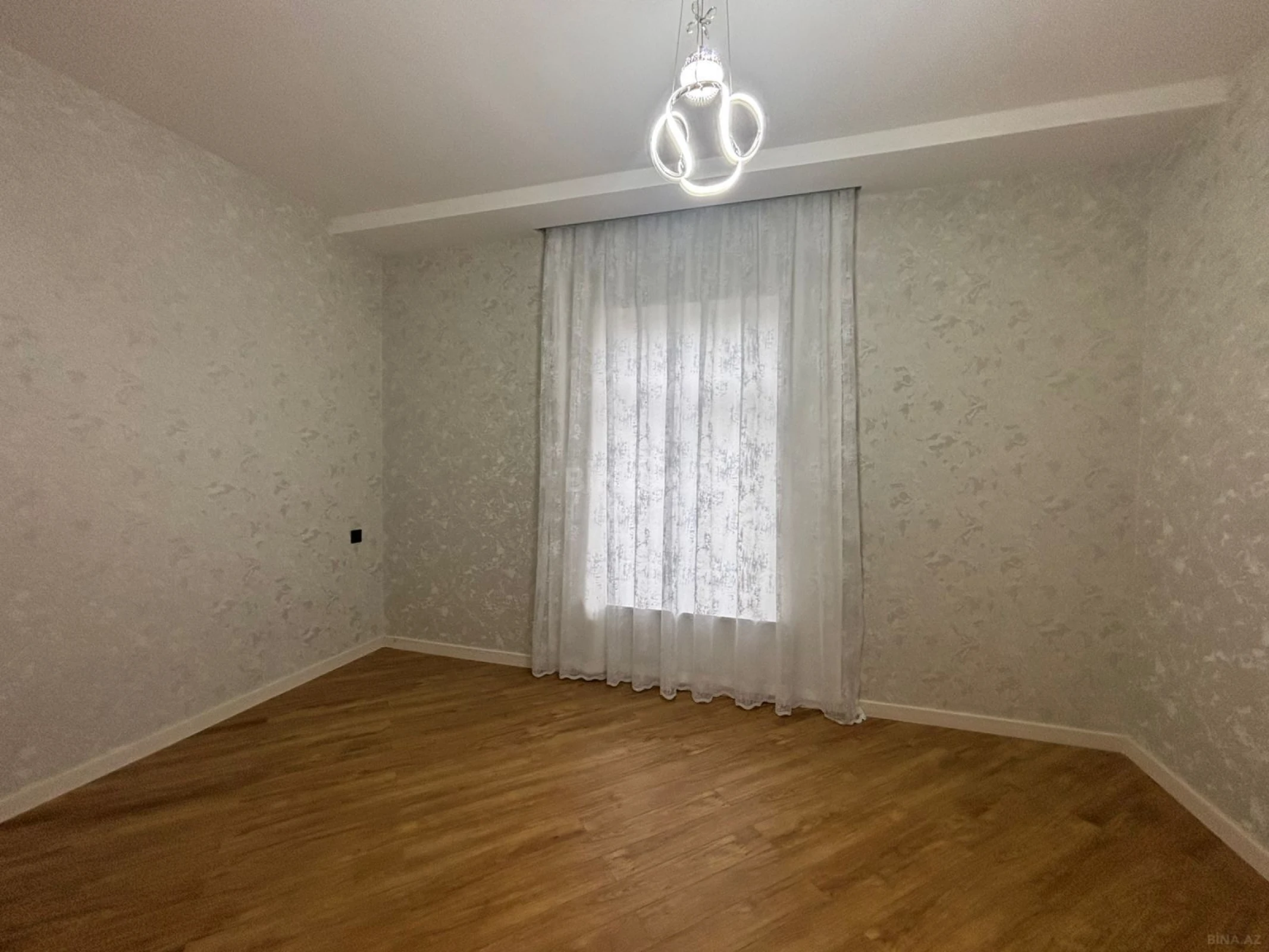 Satılır 8 otaqlı həyət evi 350 m²