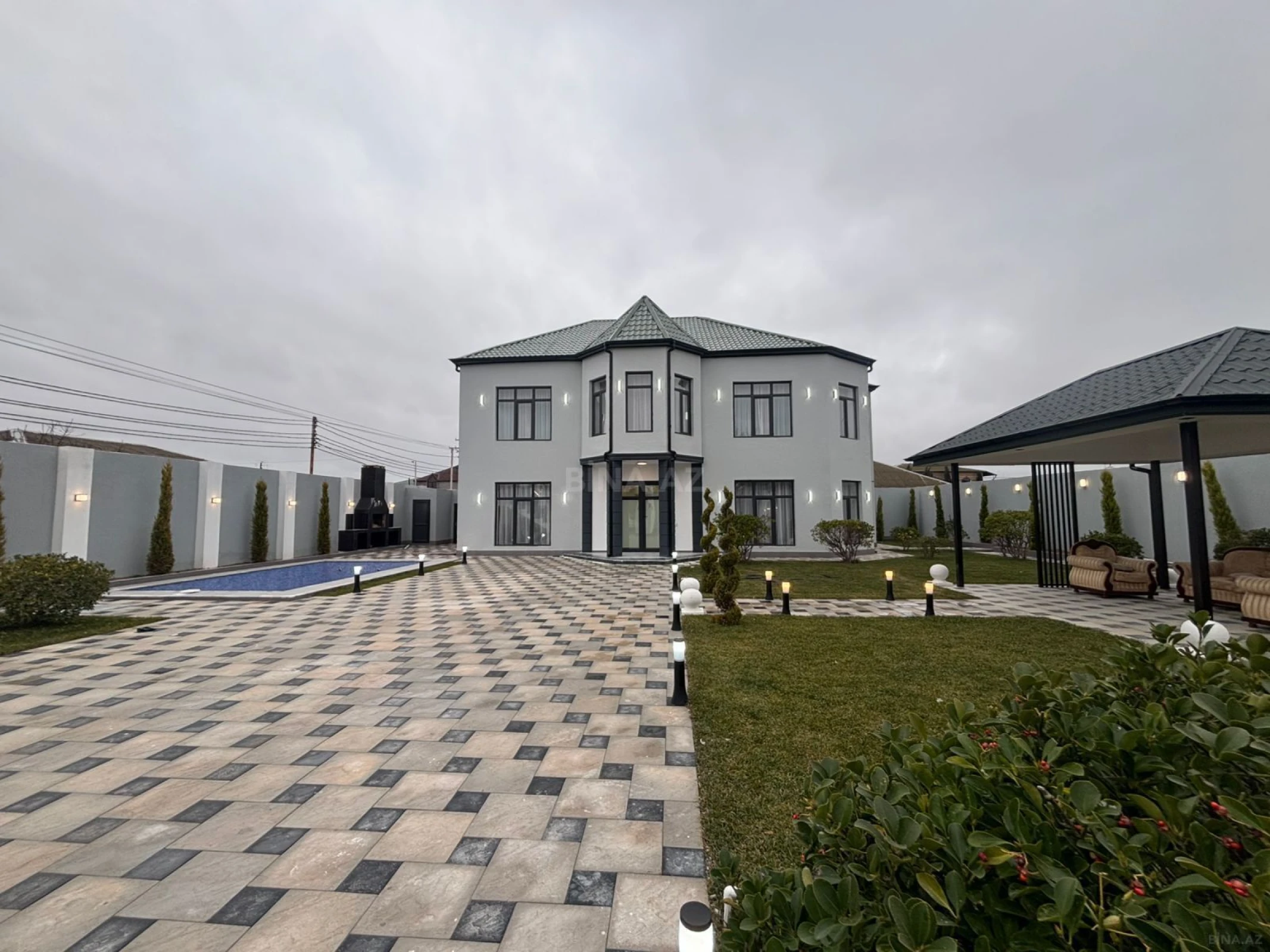 Satılır 8 otaqlı həyət evi 350 m²