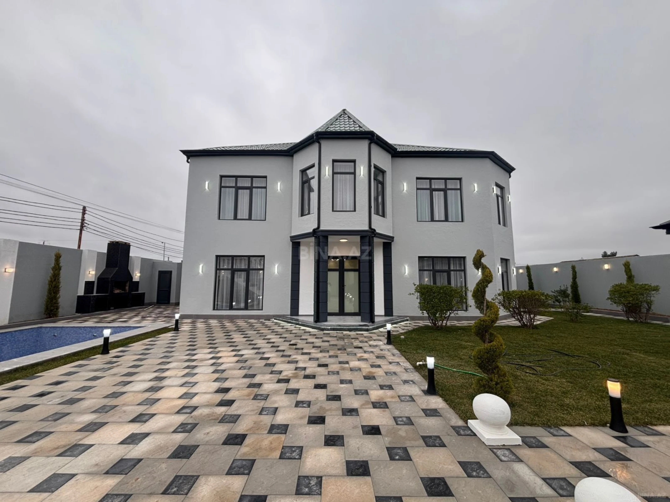 Satılır 8 otaqlı həyət evi 350 m²