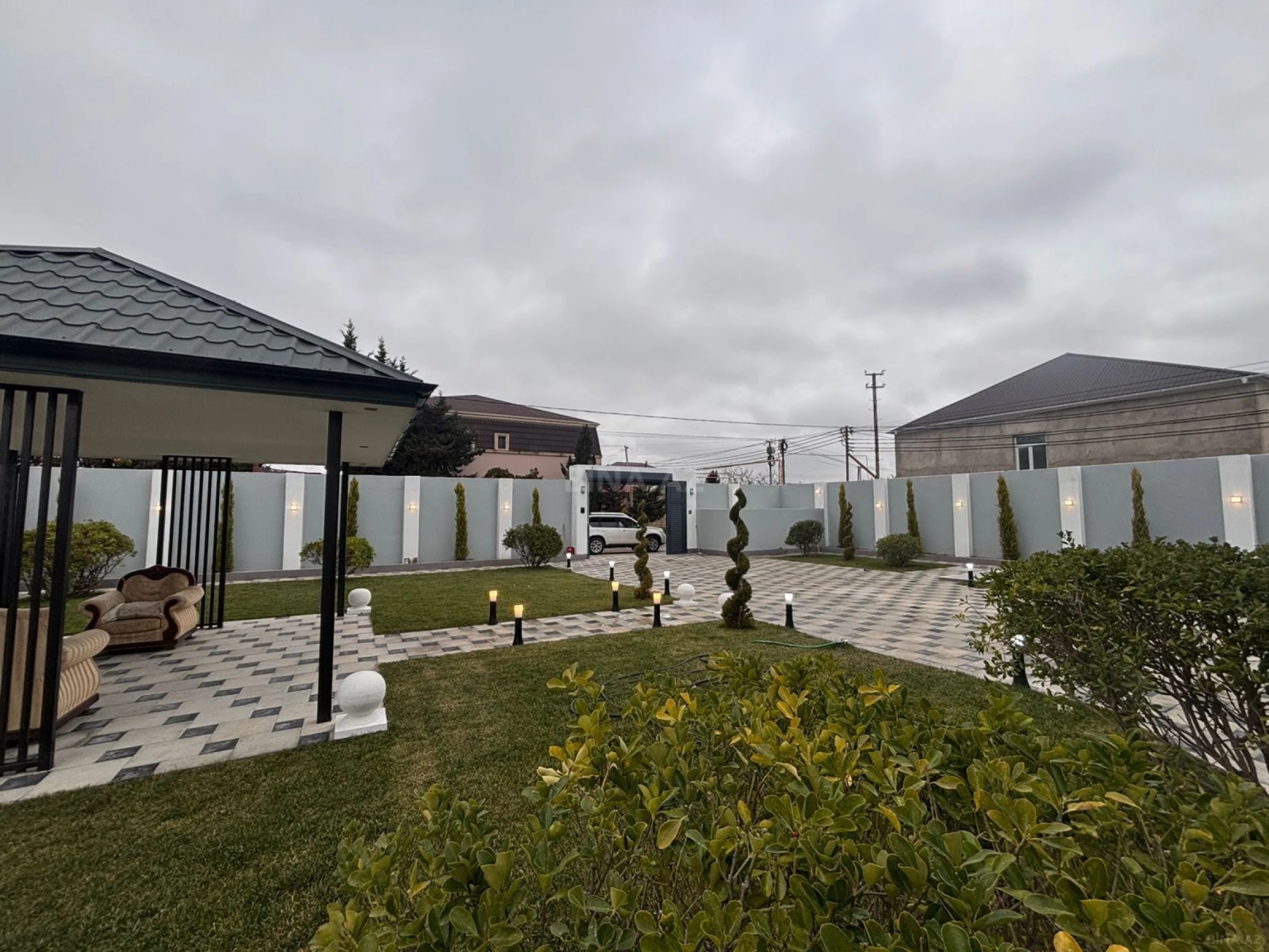 Satılır 8 otaqlı həyət evi 350 m²