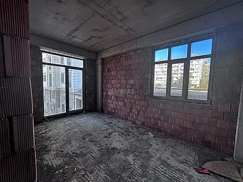 Satılır 2 otaqlı mənzil 67 m²