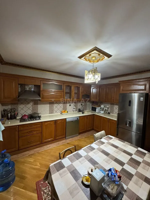 Satılır 6 otaqlı həyət evi 300 m²