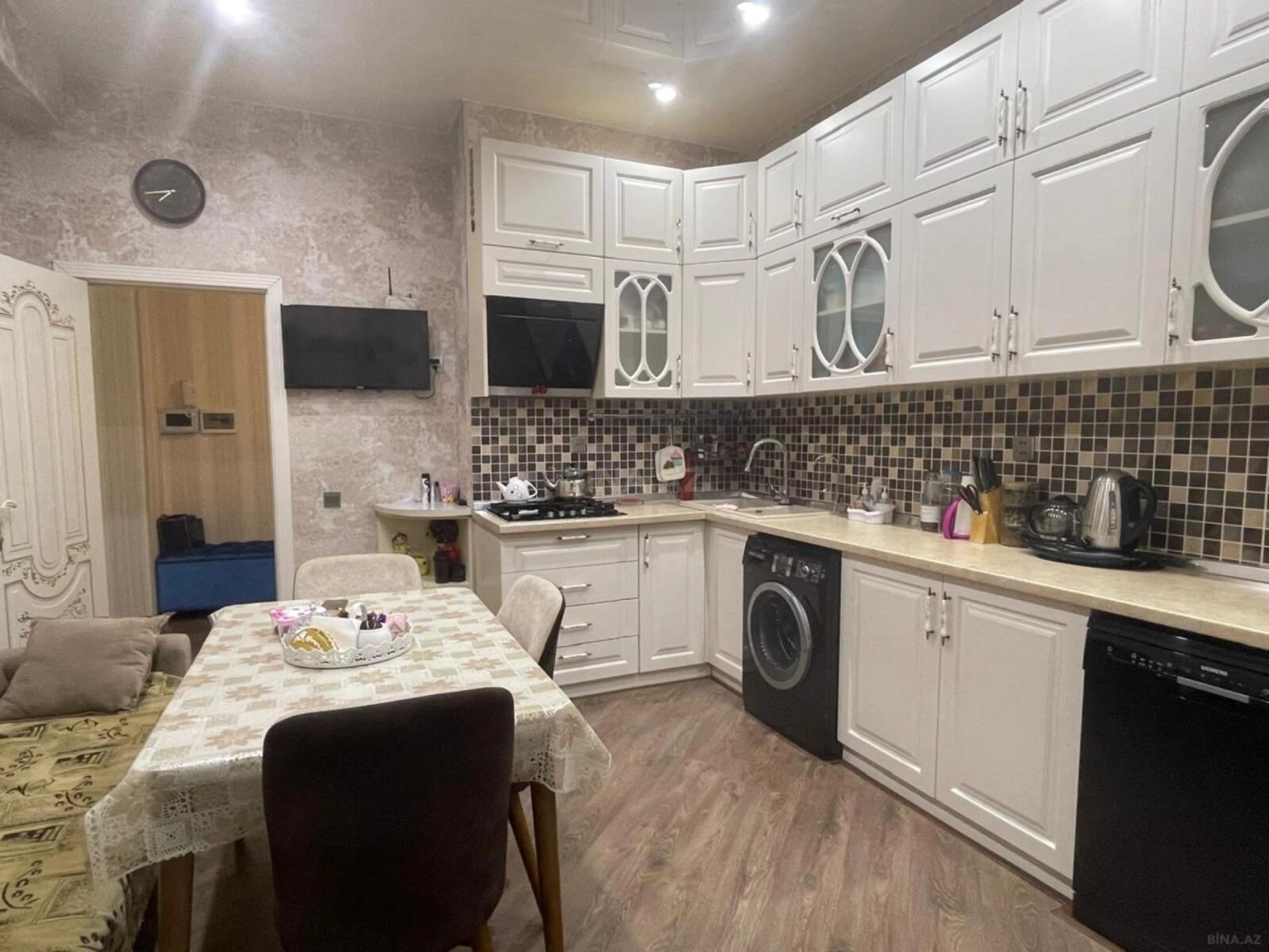 Satılır 2 otaqlı mənzil 93 m²