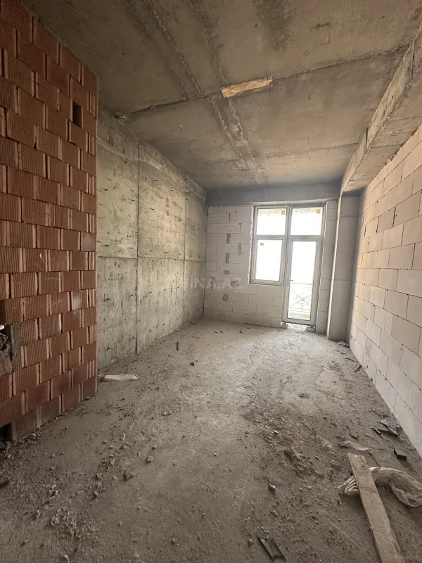 Satılır 4 otaqlı mənzil 172 m²