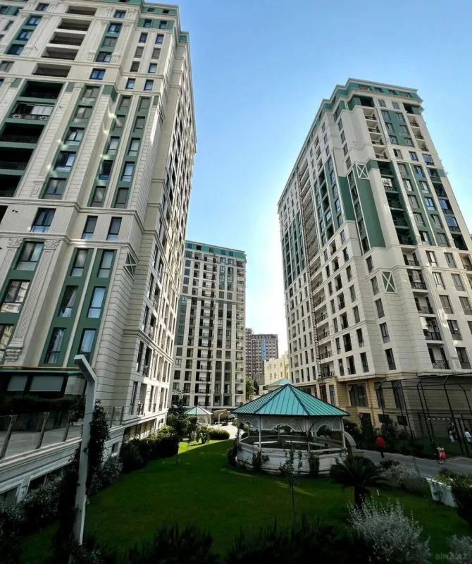 Satılır 4 otaqlı mənzil 172 m²