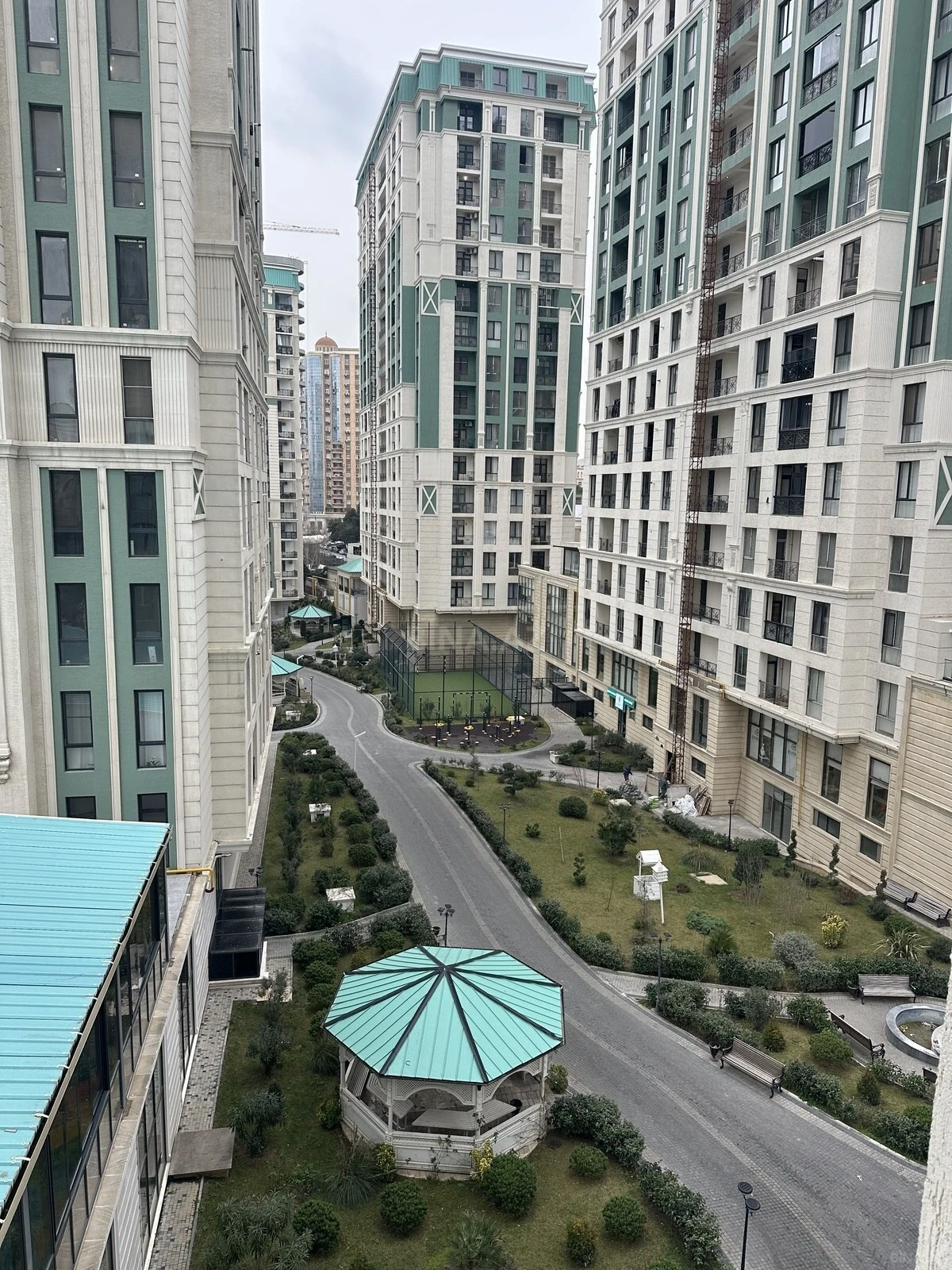 Satılır 4 otaqlı mənzil 172 m²