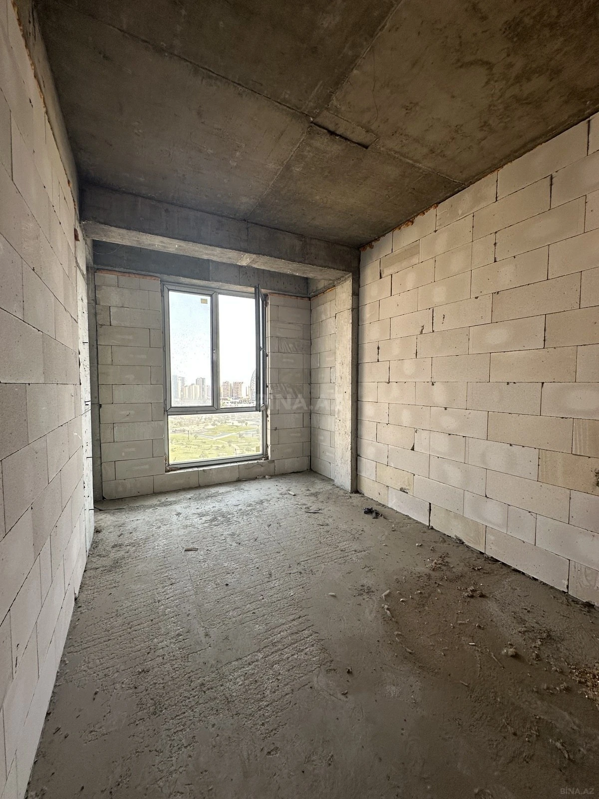 Satılır 4 otaqlı mənzil 172 m²