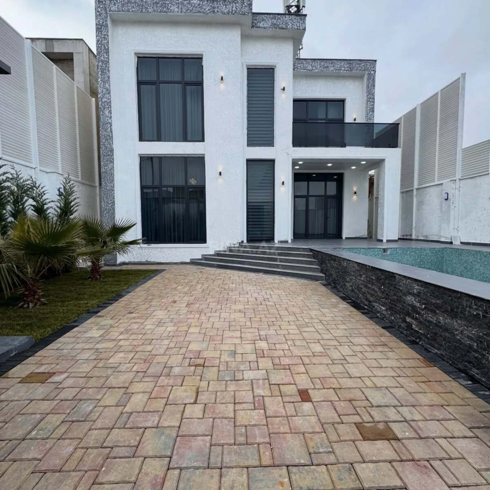 Satılır 5 otaqlı həyət evi 220 m²