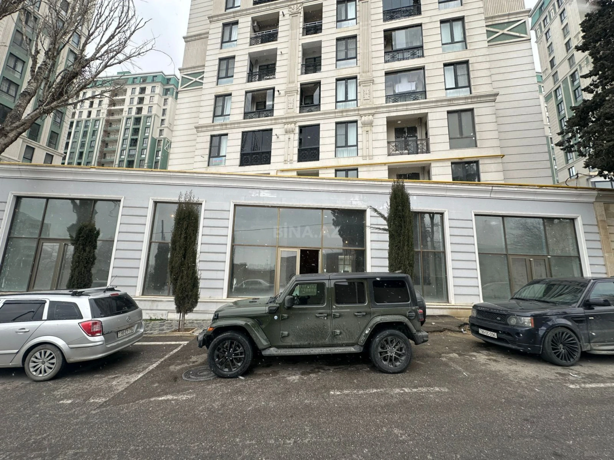 Satılır obyekt 715 m²