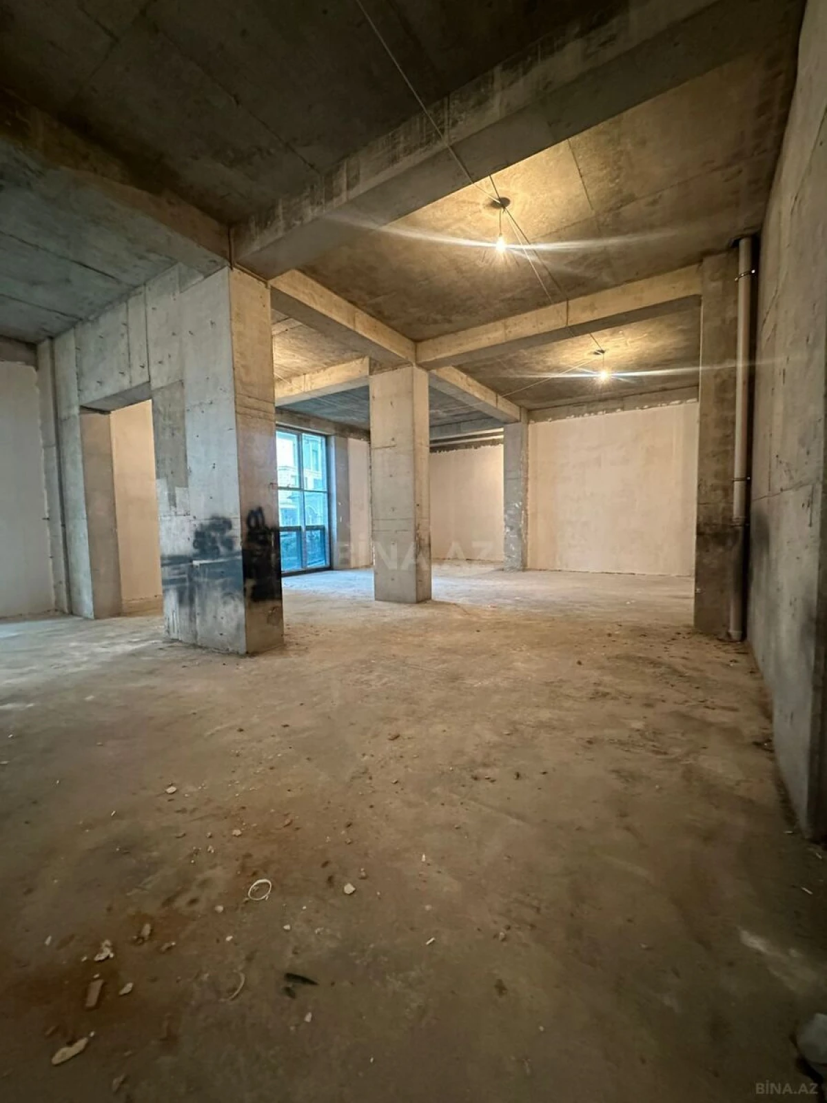 Satılır obyekt 715 m²