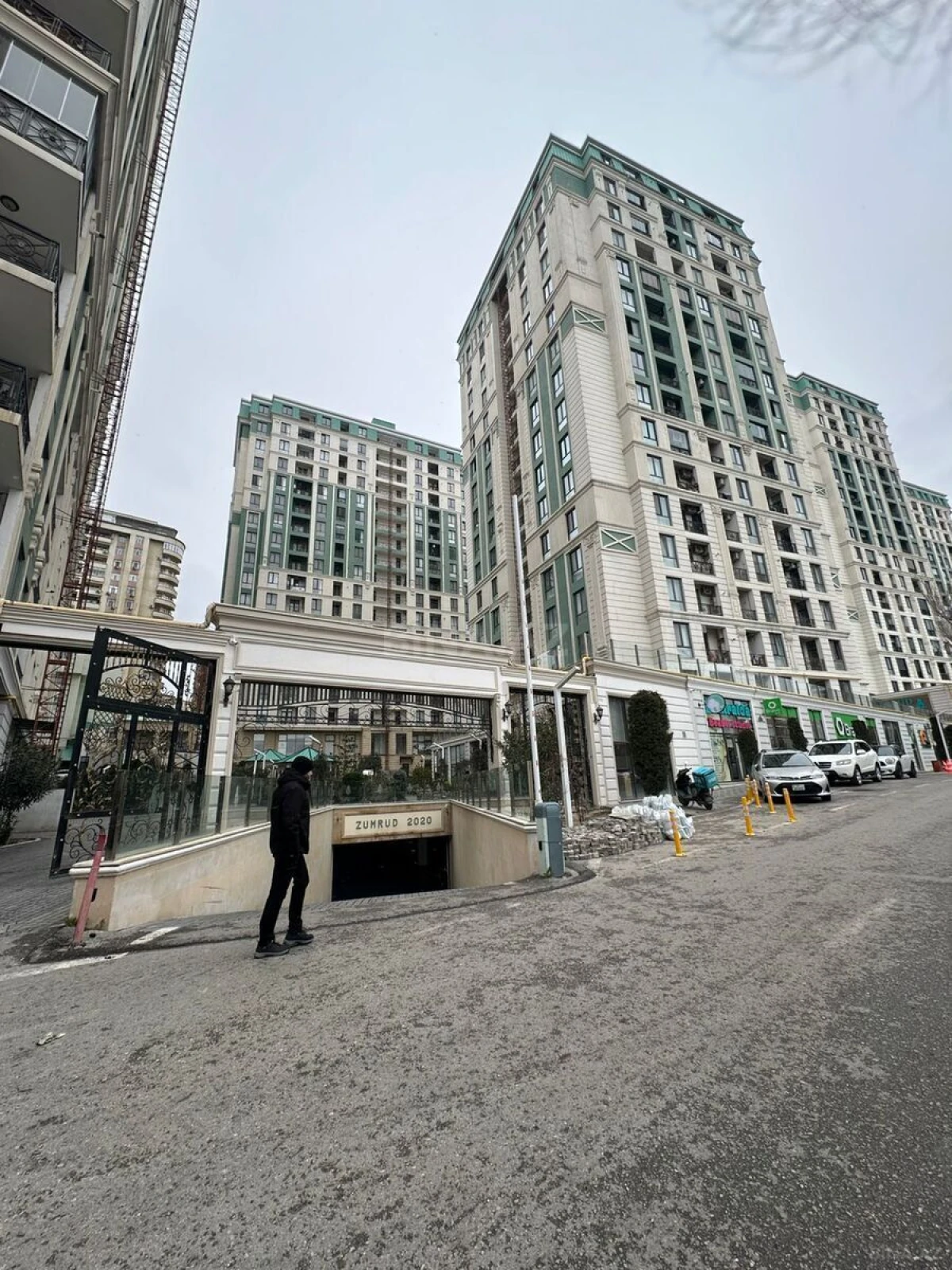 Satılır obyekt 715 m²