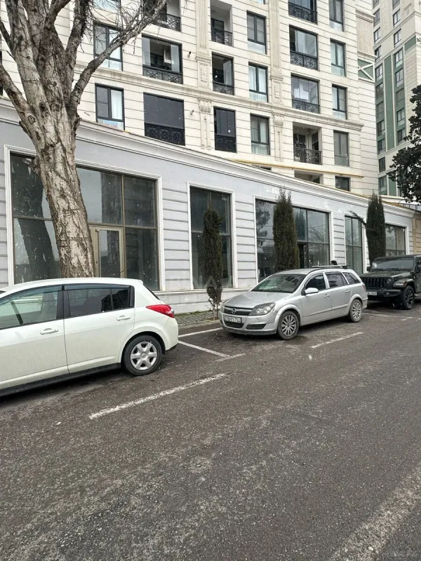 Satılır obyekt 715 m²