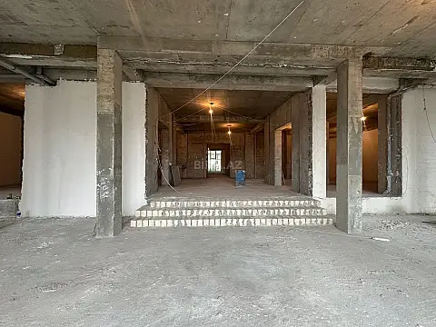 Satılır obyekt 715 m²