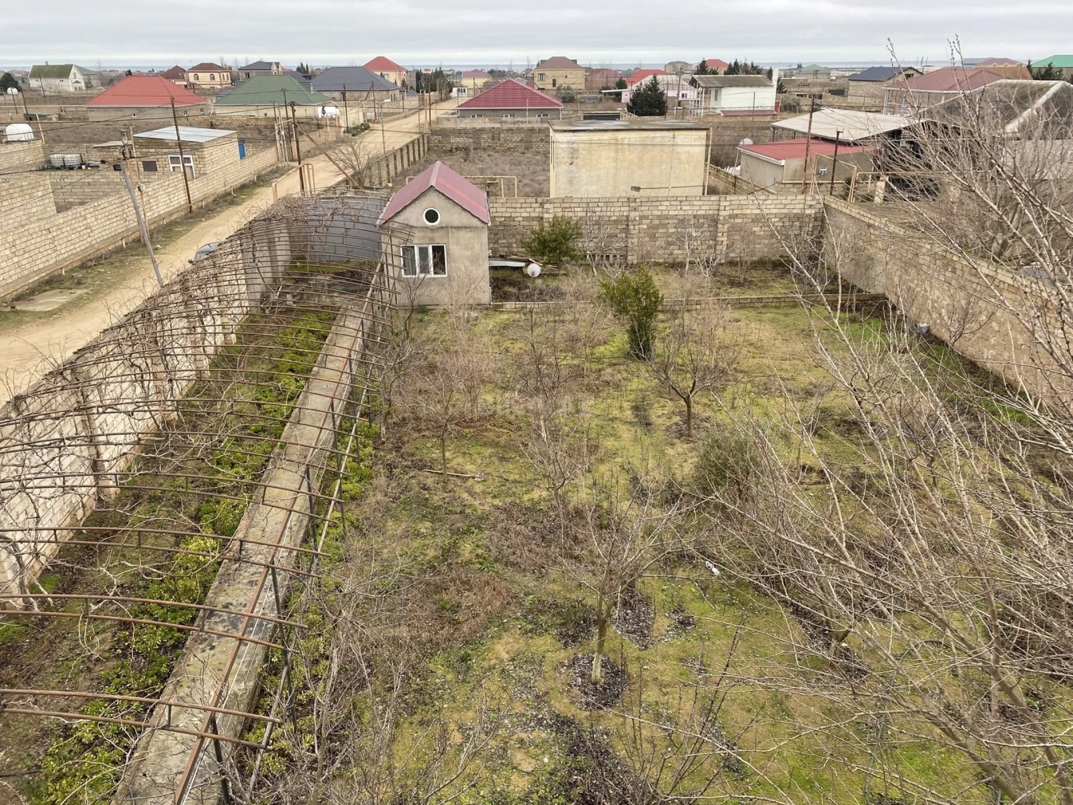 Satılır 13 otaqlı həyət evi 580 m²