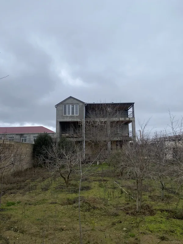 Satılır 13 otaqlı həyət evi 580 m²