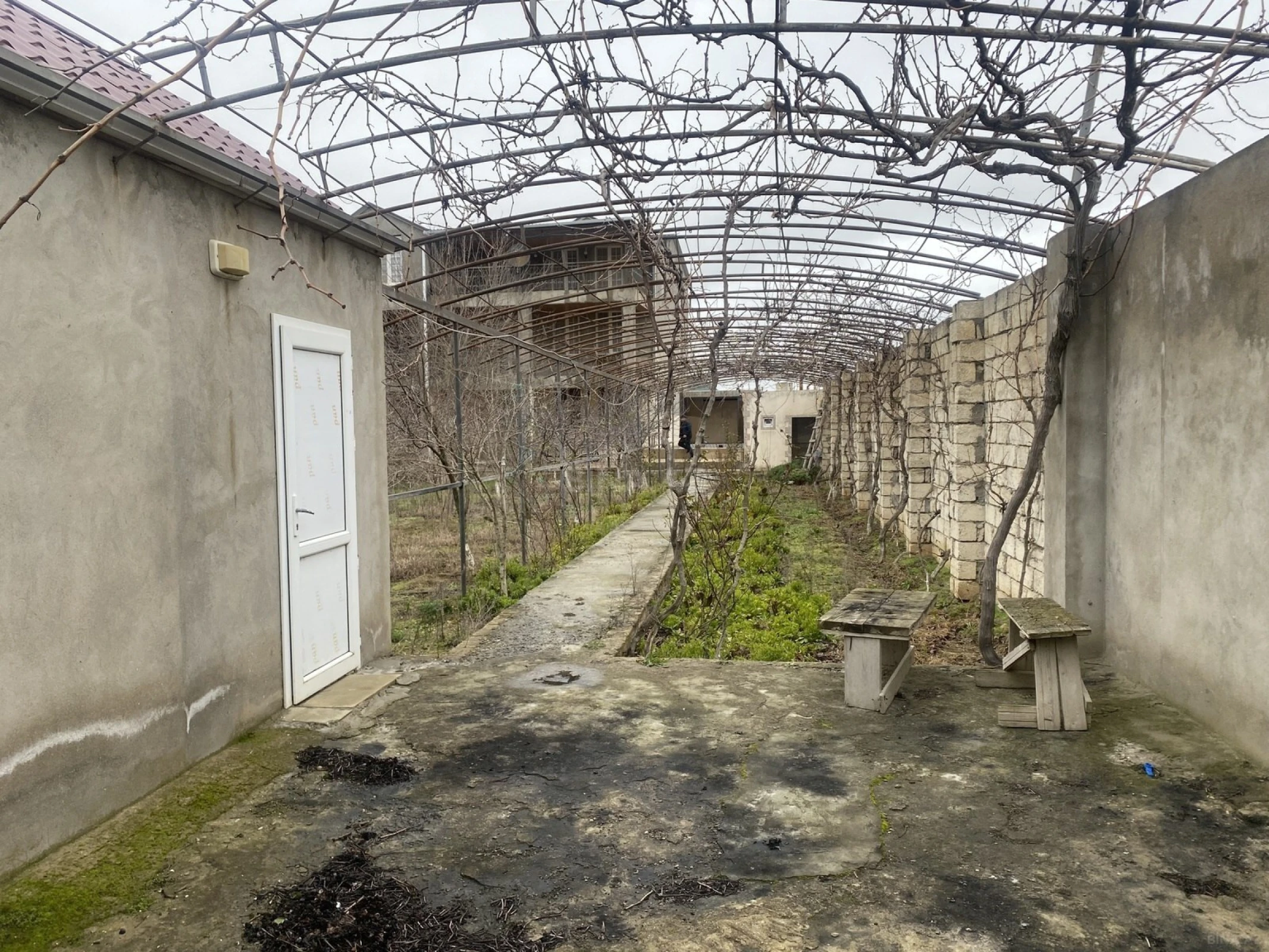 Satılır 13 otaqlı həyət evi 580 m²