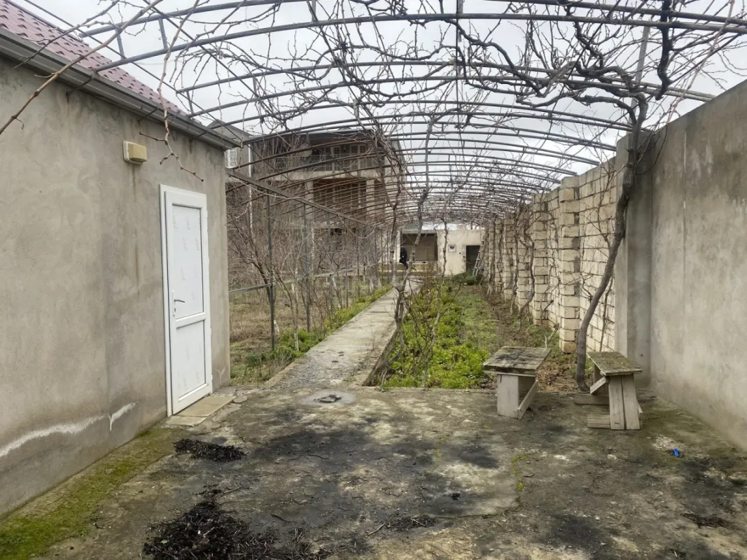 Satılır 13 otaqlı həyət evi 580 m²