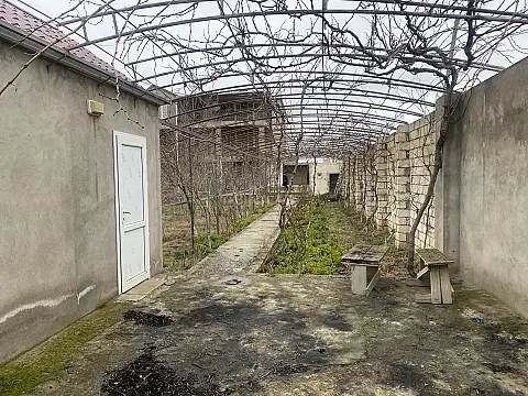 Satılır 13 otaqlı həyət evi 580 m²