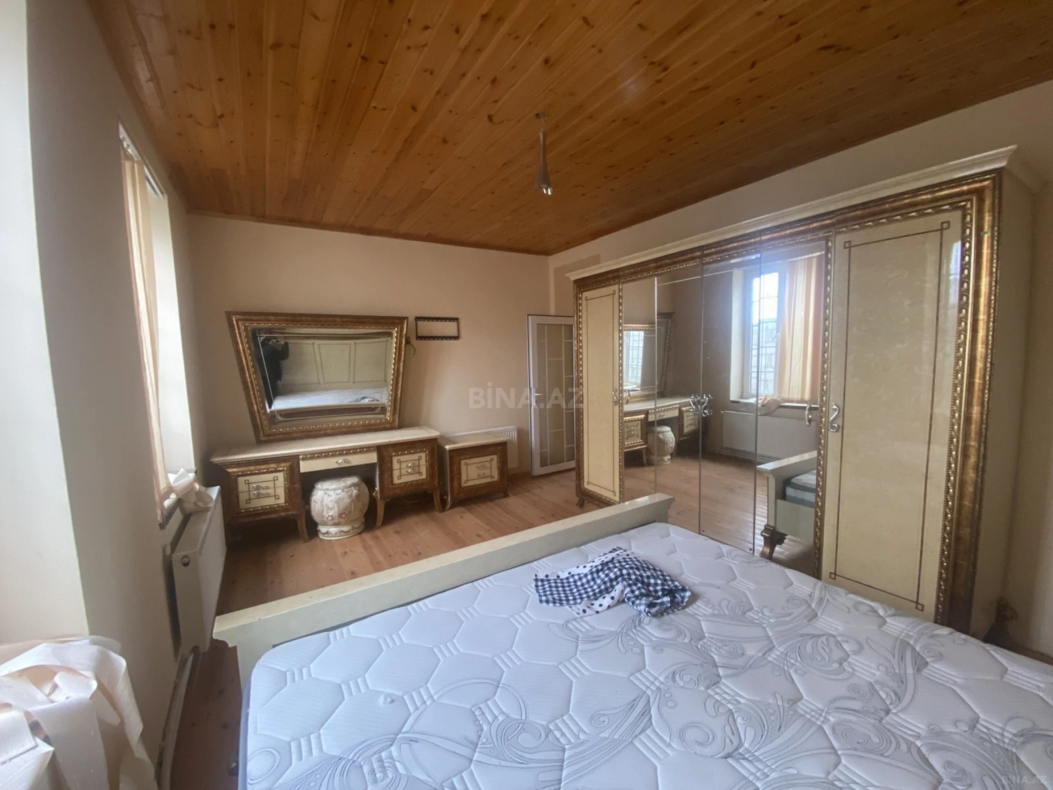 Satılır 13 otaqlı həyət evi 580 m²