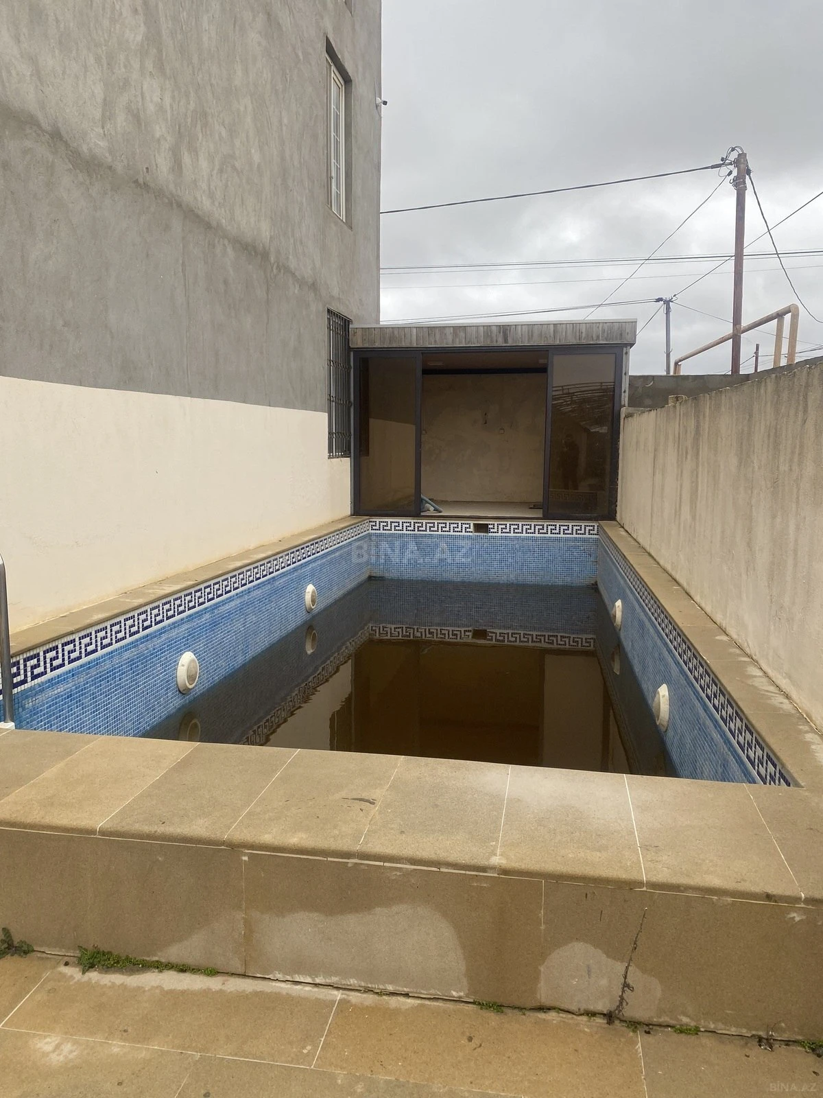 Satılır 13 otaqlı həyət evi 580 m²