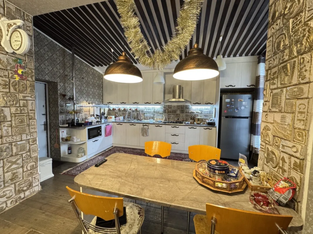 Kirayə verilir 6 otaqlı həyət evi 400 m²