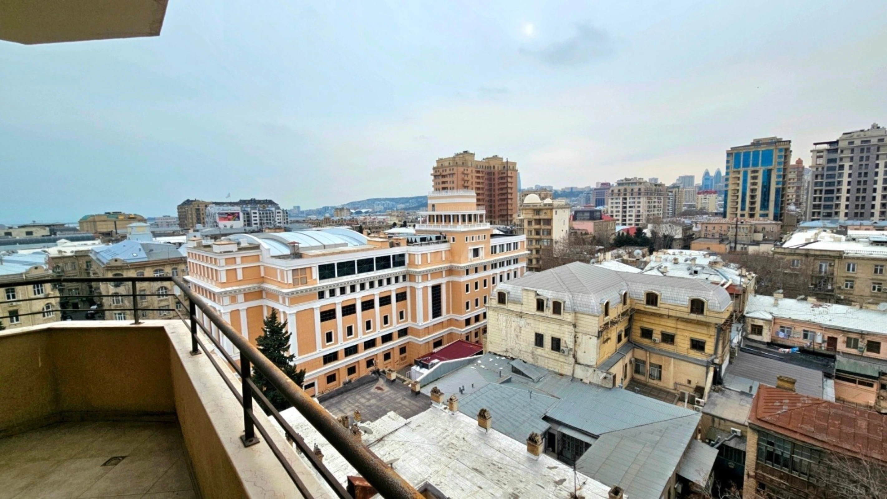 Satılır 3 otaqlı mənzil 155 m²