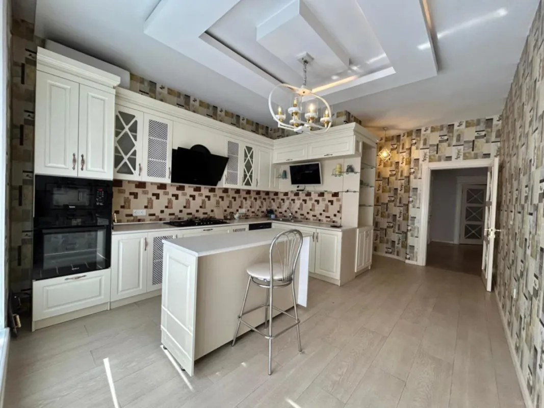 Kirayə verilir 4 otaqlı mənzil 180 m²