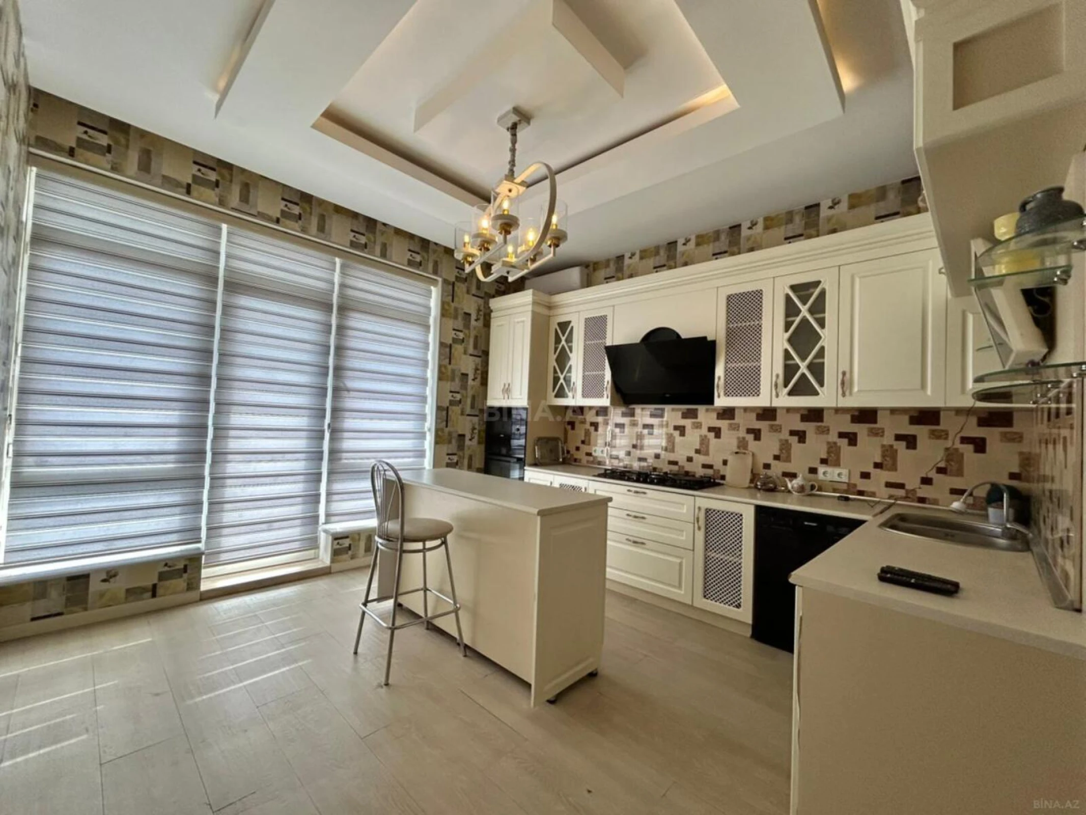 Kirayə verilir 4 otaqlı mənzil 180 m²