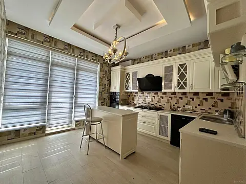 Kirayə verilir 4 otaqlı mənzil 180 m²