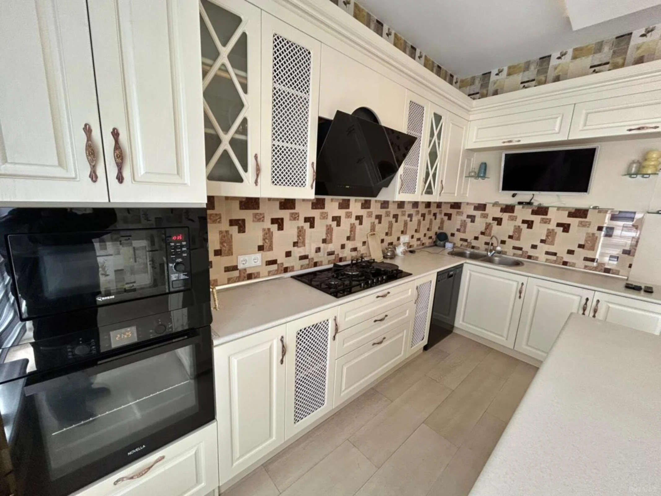 Kirayə verilir 4 otaqlı mənzil 180 m²