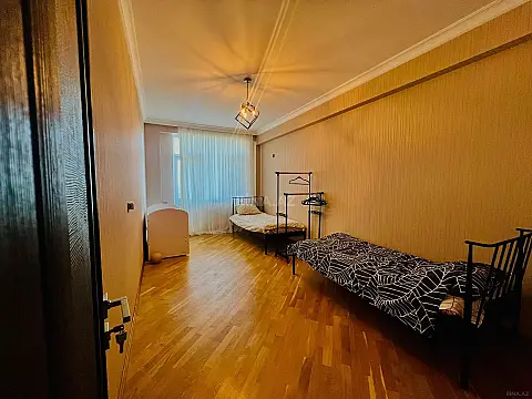 Satılır 3 otaqlı mənzil 145 m²