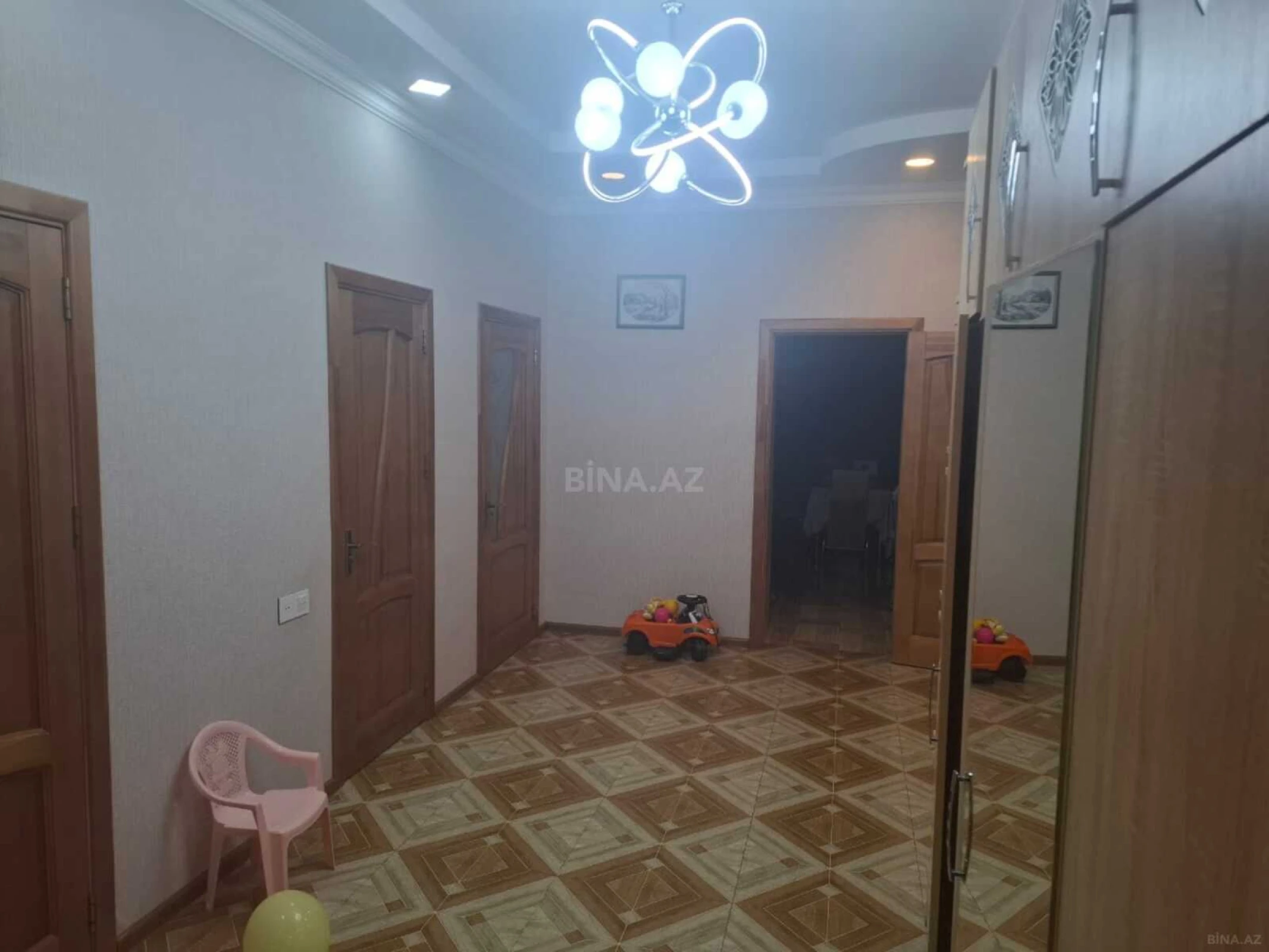 Satılır 4 otaqlı mənzil 147 m²