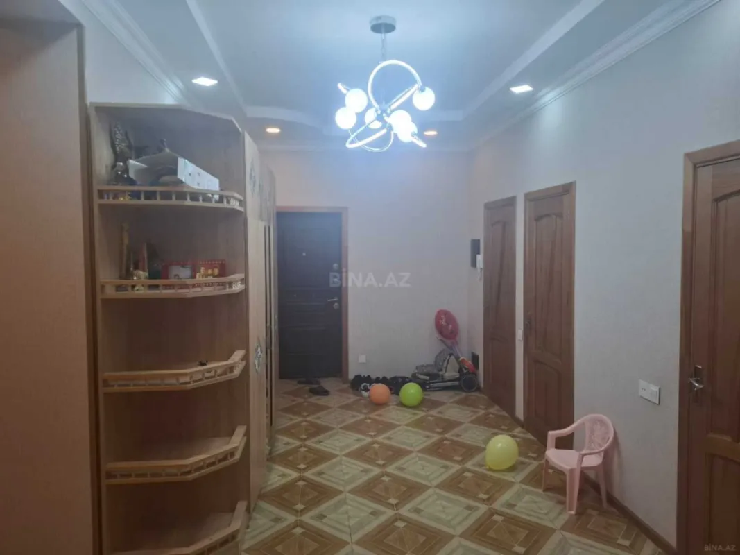 Satılır 4 otaqlı mənzil 147 m²