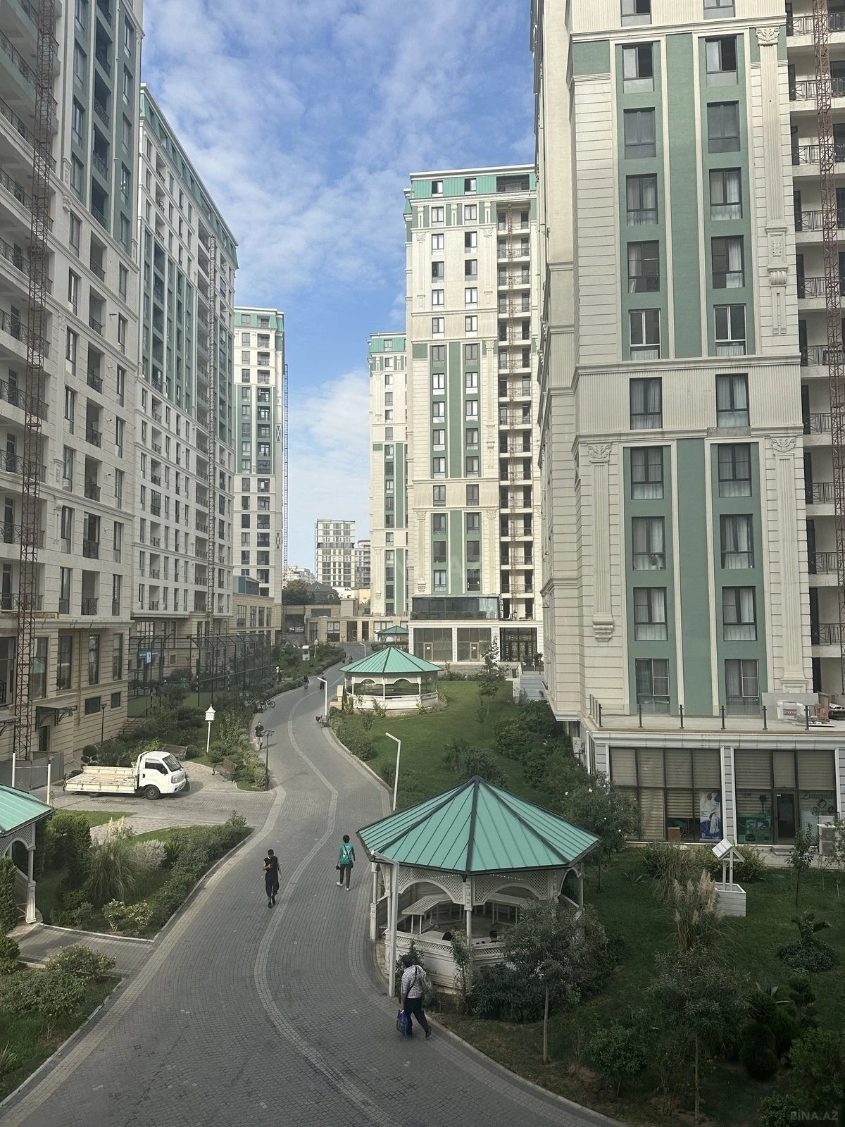 Satılır 2 otaqlı mənzil 92.4 m²