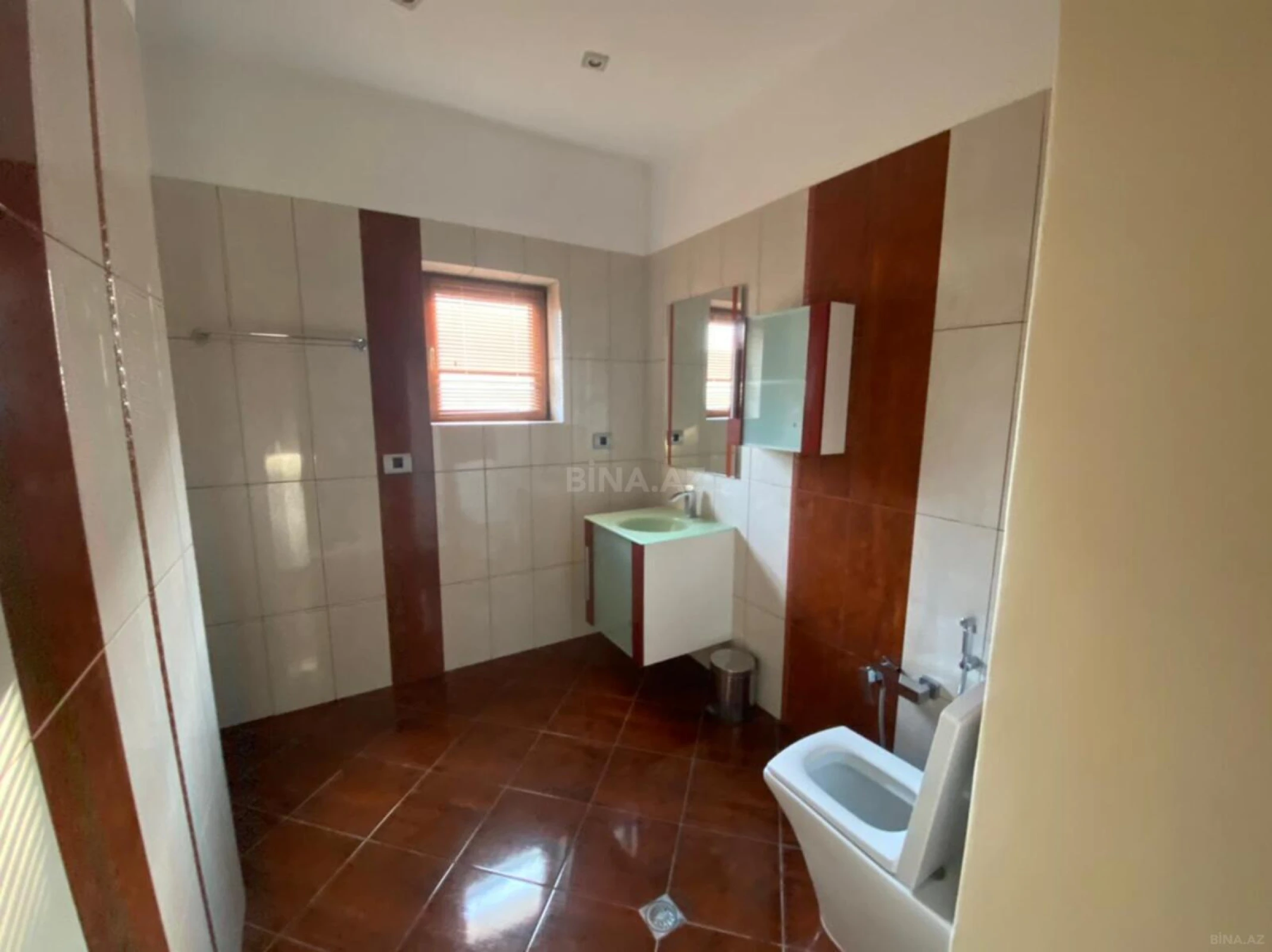 Satılır obyekt 550 m²