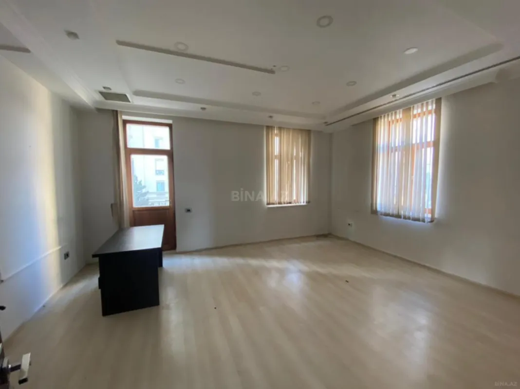 Satılır obyekt 550 m²