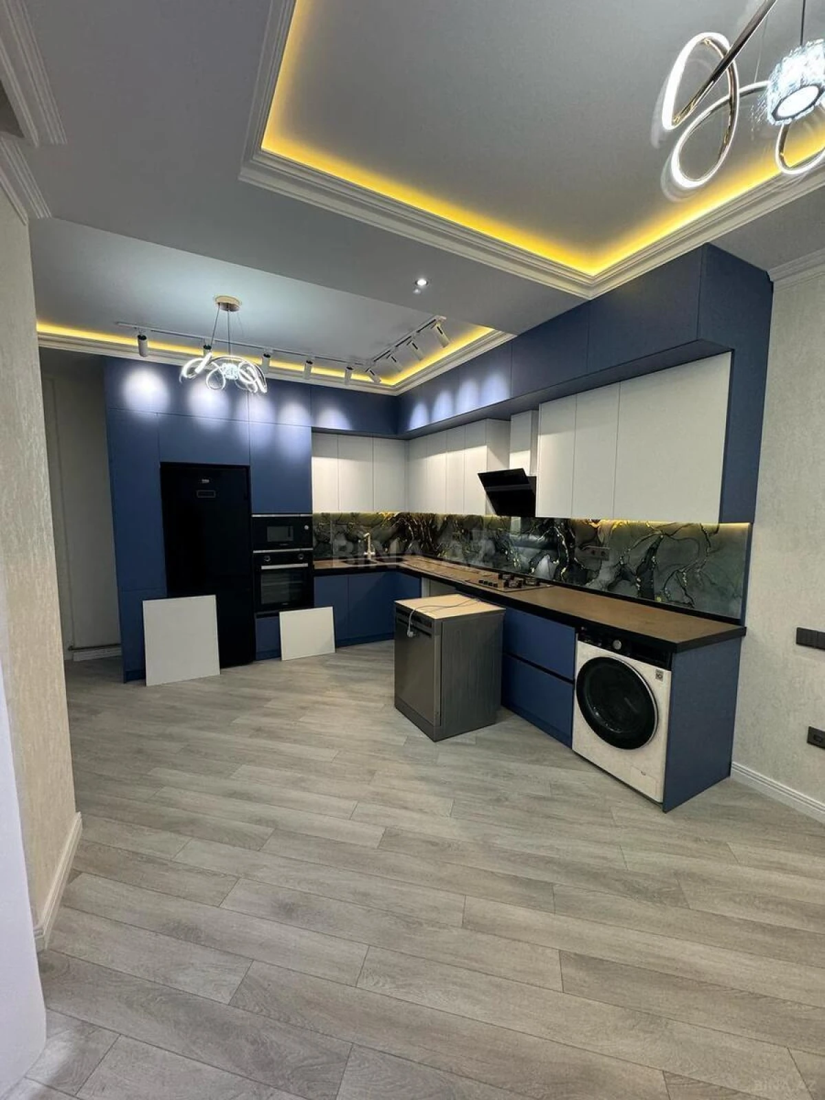 Kirayə verilir 4 otaqlı mənzil 180 m²