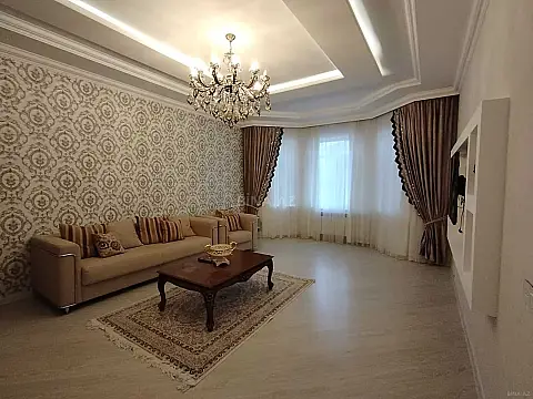 Satılır 5 otaqlı həyət evi 215 m²