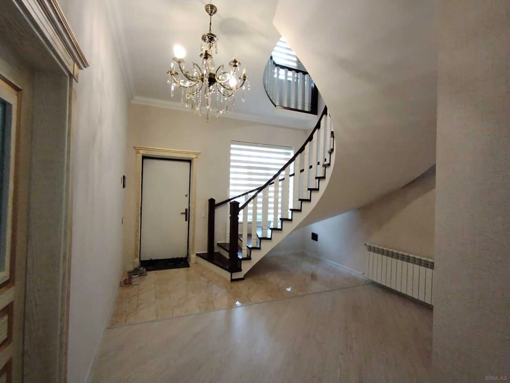 Satılır 5 otaqlı həyət evi 215 m²