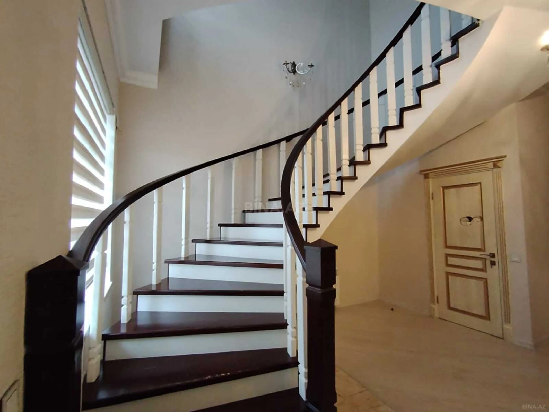 Satılır 5 otaqlı həyət evi 215 m²