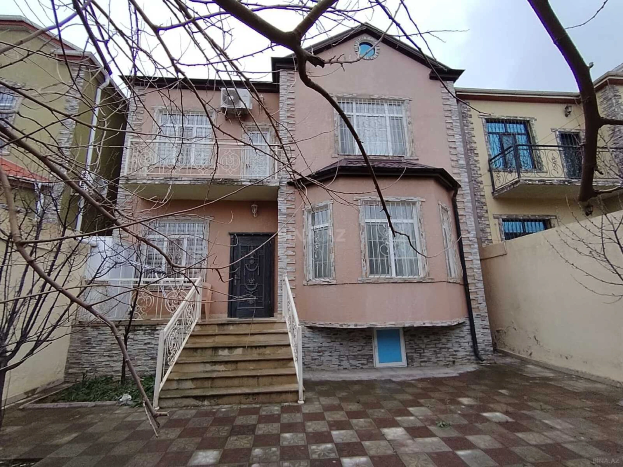 Satılır 5 otaqlı həyət evi 215 m²