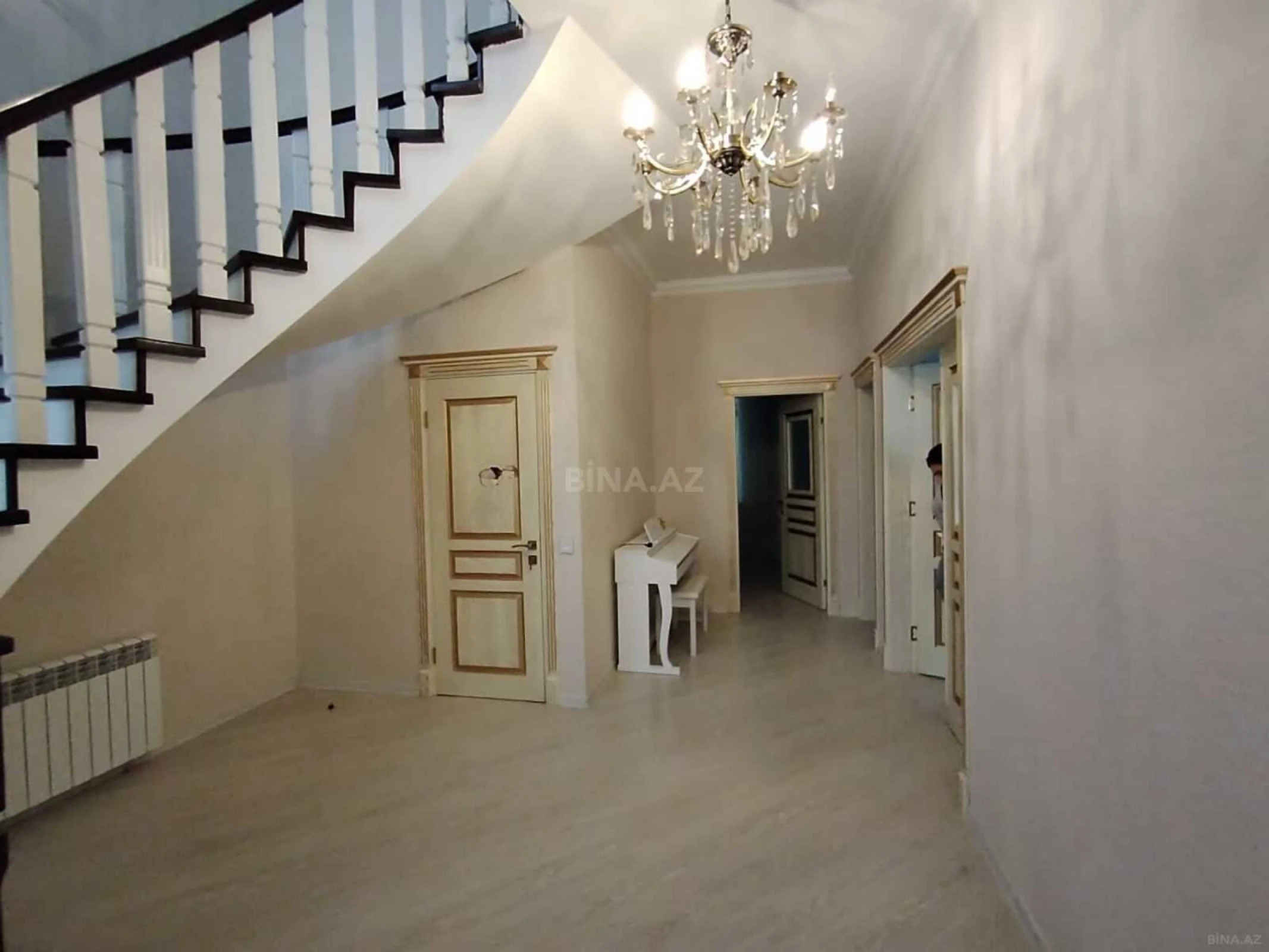 Satılır 5 otaqlı həyət evi 215 m²