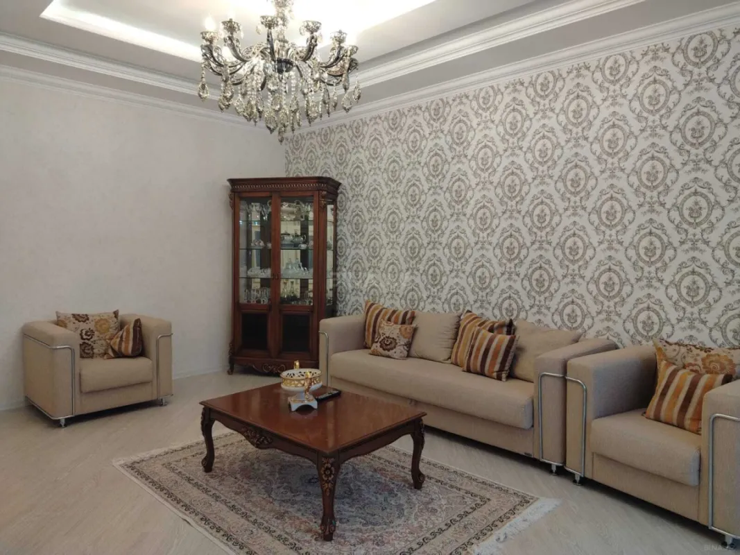 Satılır 5 otaqlı həyət evi 215 m²