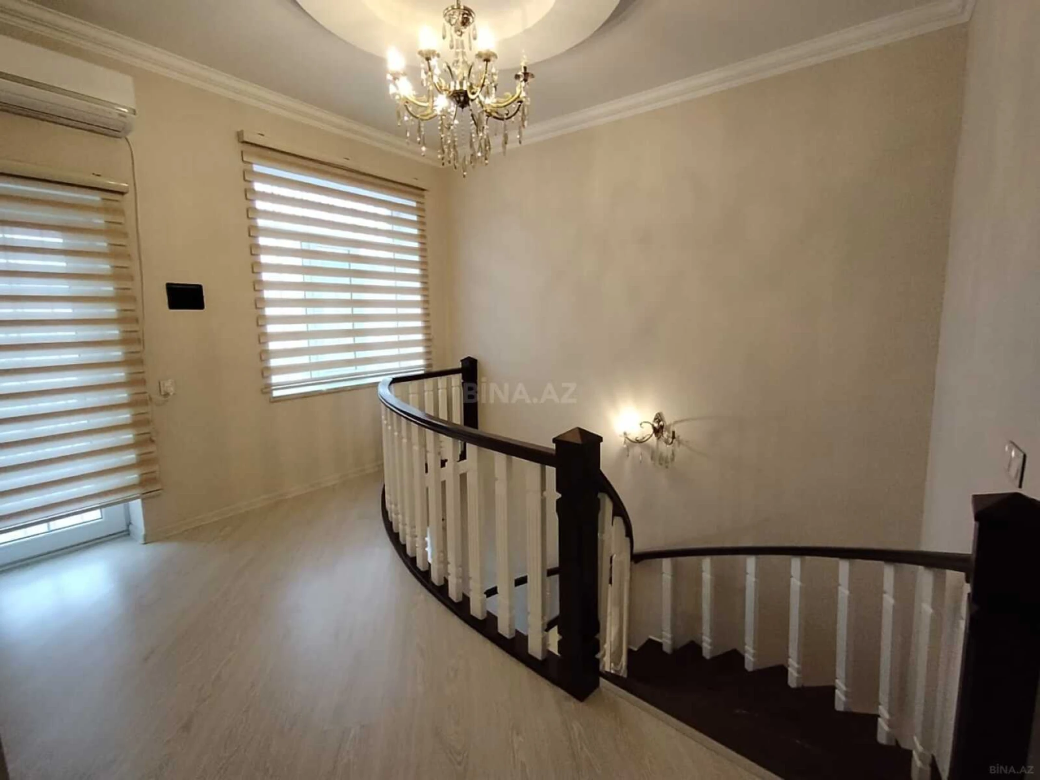 Satılır 5 otaqlı həyət evi 215 m²