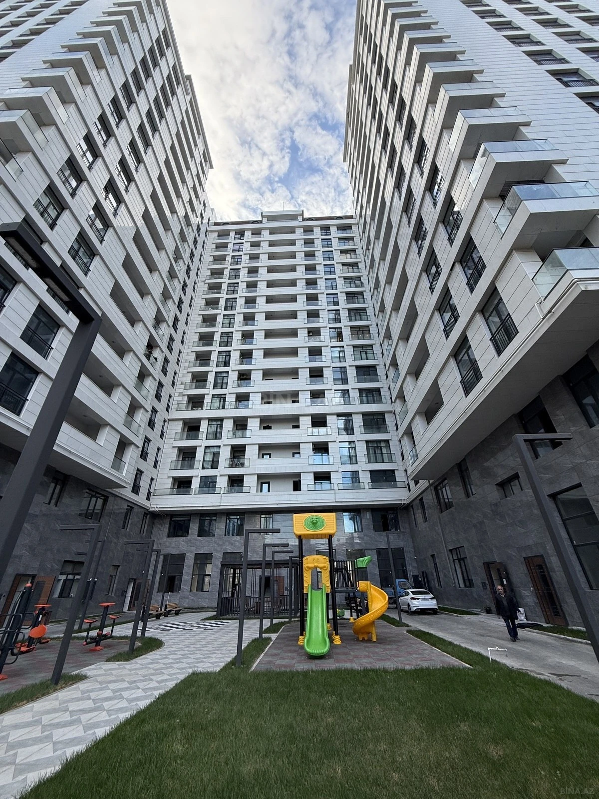 Satılır 2 otaqlı mənzil 74 m²
