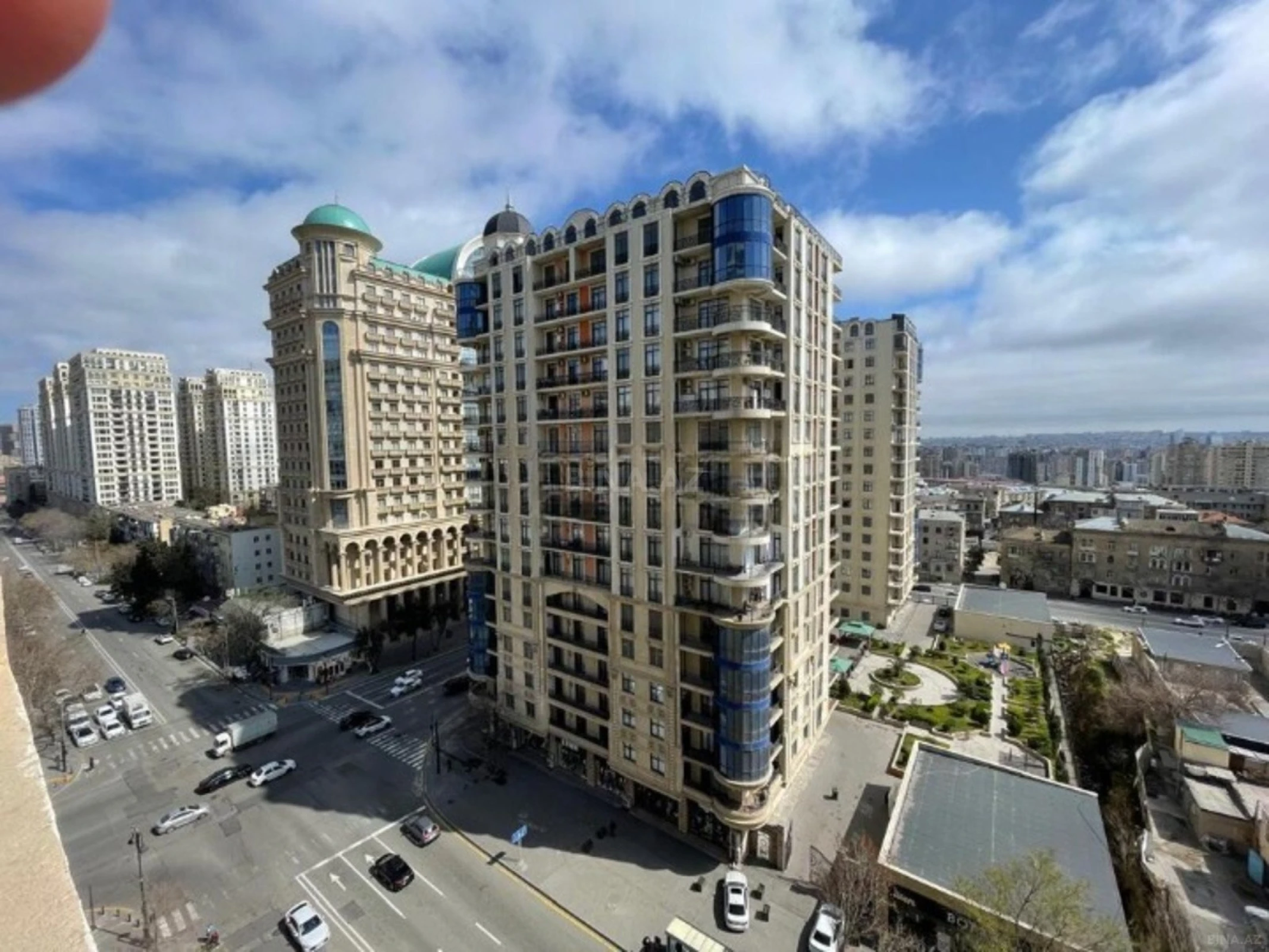 Satılır 4 otaqlı mənzil 221 m²