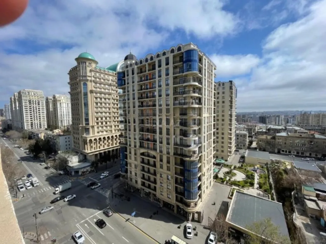 Satılır 4 otaqlı mənzil 221 m²