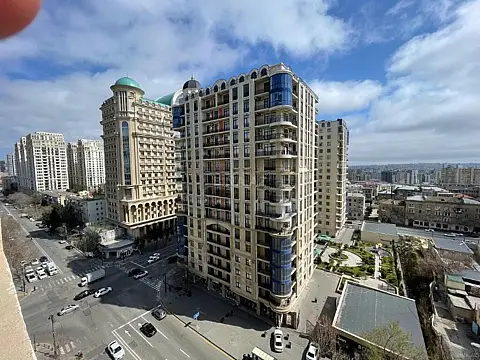 Satılır 4 otaqlı mənzil 221 m²