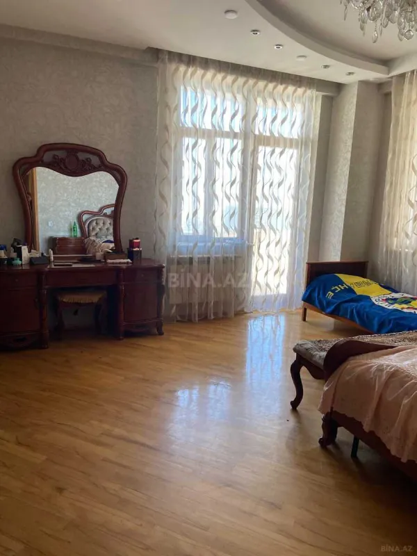 Satılır 4 otaqlı mənzil 221 m²
