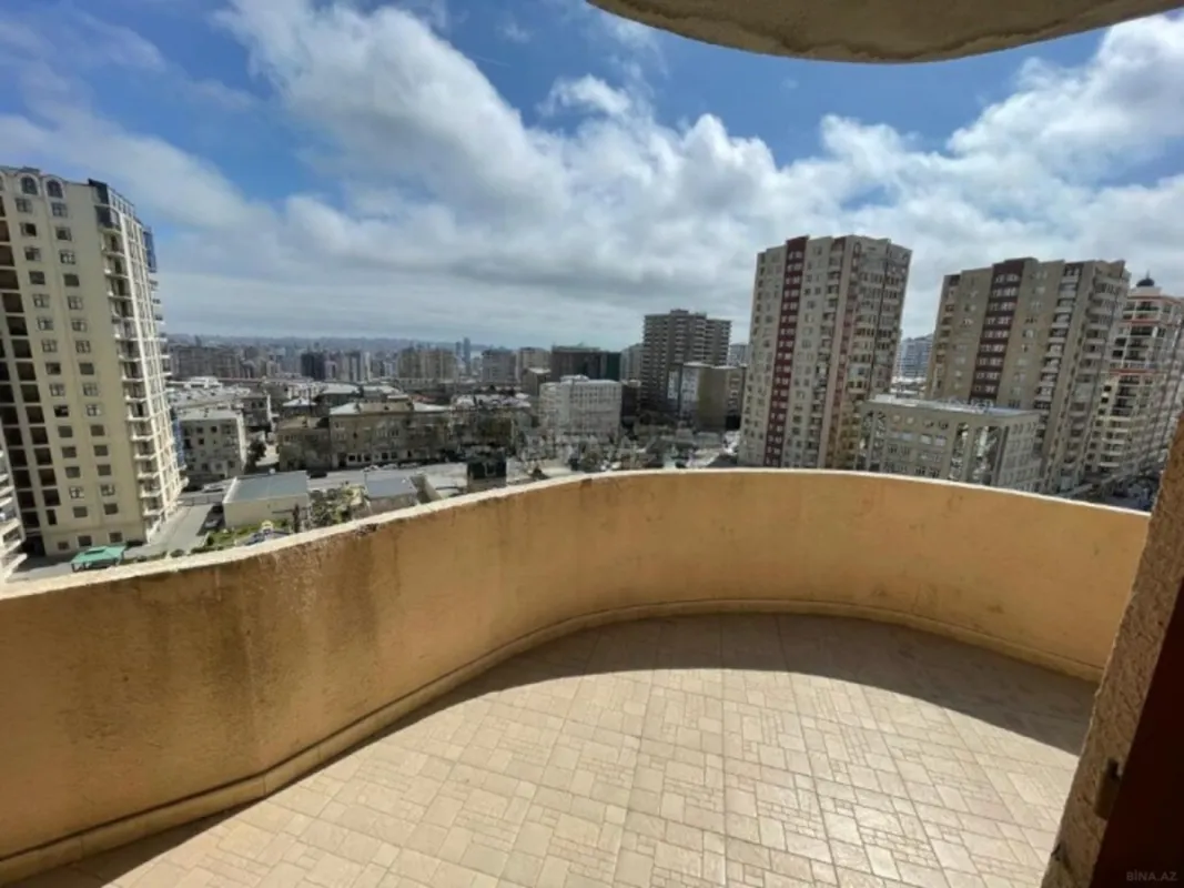 Satılır 4 otaqlı mənzil 221 m²
